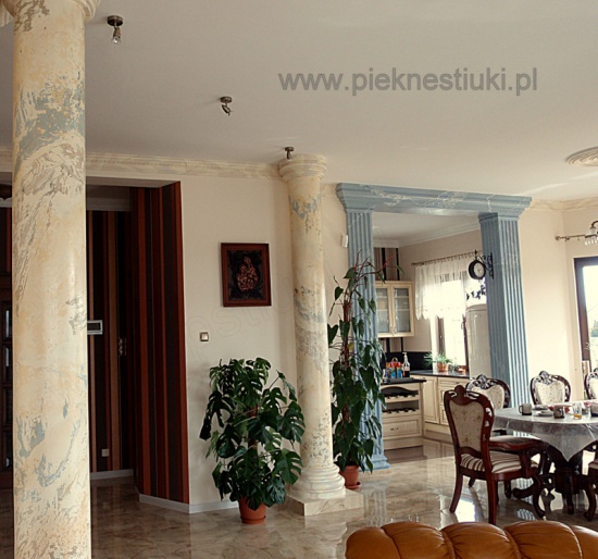 Design inaczej niż wszyscy.Stiukowe marmoryzacje ścian i kolumn.